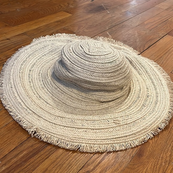 Straw sun hat 👒 - Picture 2 of 3